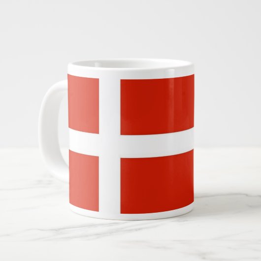 Dannebrog; die Offizielle Flagge Dänemarks Jumbo-Tasse (Vorderseite Links)