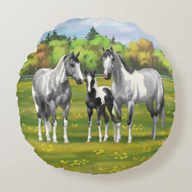 Daple Gray Pinto Paint Horses In Summer Pasta Rundes Kissen (Vorderseite)