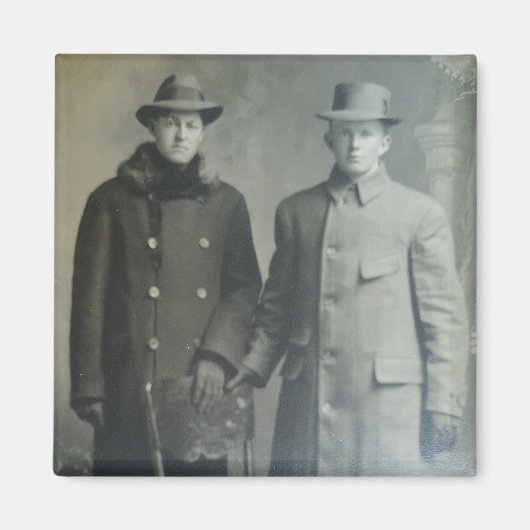 Dapper Brothers in Overcoats RPPC B&W Foto Image Magnet (Vorne)