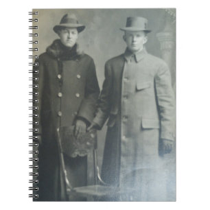 Dapper Brothers in Overcoats RPPC B&W Foto Image Notizblock