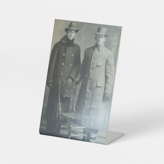 Dapper Brothers in Overcoats RPPC B&W Foto Image Sockelschild (Vorderseite)