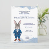 Dapper Bunny in einem Blue Anzug Boy Baby Dusche Einladung (Stehend Vorderseite)