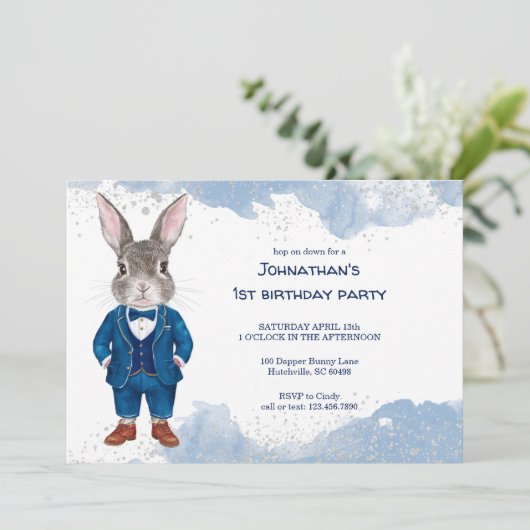 Dapper Bunny in einem Blue Anzug Boy Birthday Part Einladung (Stehend Vorderseite)