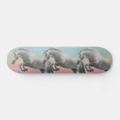Dappled graues Pferdespringendes Skateboard (Horizontal)