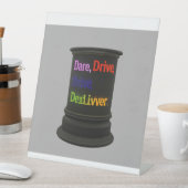 "Dare, Drive, Deliver.": Sockelschild (In Situ)