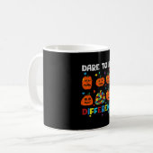 Dare to be Different Pumpkin Autismus Halloween Kaffeetasse (Vorderseite Links)