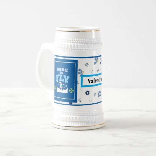 Dare to Fly Mug – Blue Floral Inspirational Patter Bierglas (Vorderseite Links)