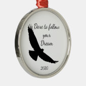 Dare to follow your Dream Hawk Silhouette Ornament Aus Metall (Rechts)