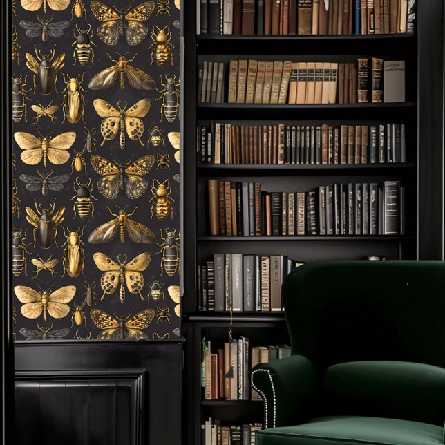 Dark Academia Insekten in Gold und Braun Tapete (Dark Academia Insects in Gold and Brown Wallpaper in a library.)
