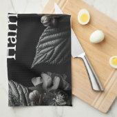 Dark and Moody Floral Frame mit Individuelle Name Geschirrtuch (Viertel Falte)