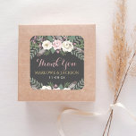 Dark and Moody Rose Pink Floral Boho Hochzeit Quadratischer Aufkleber<br><div class="desc">Unsere Vintagen Boho Blumen Hochzeitsklebungen bedanken sich bei den Monogramm-Aufklebern und zeichnen sich durch eine stimmungsvolle Blumenstruktur aus, die romantische Rose, Blume aus Pfiff und Anemon, Grünpflanzen und rustikale böhmische Federakzente in kräftigen Farbtönen wie staubige Rose, Lila pink, Cassis, cremig weiß, moosgrün, grau und goldfarben und dunkelgrau und schwarz/schwarz-weiß umfasst....</div>