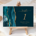 Dark Aquamarin Blue Gold Agate Wedding Tischnummer<br><div class="desc">Der links Rand dieser eleganten,  modernen Hochzeitskarte zeichnet sich durch eine aquamarine blaue Aquarellgrenze aus,  die mit Imitaten mit goldenem Glitzer bestickt wurde. Der anpassbare Text kombiniert goldfarbene Handschrift,  kursiv und kopperplate Schriftart auf einem dunklen aquamarinen Hintergrund.</div>