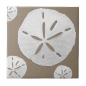 Dark Beige & White Tropical Beach Sand Dollar Fliese (Vorderseite)