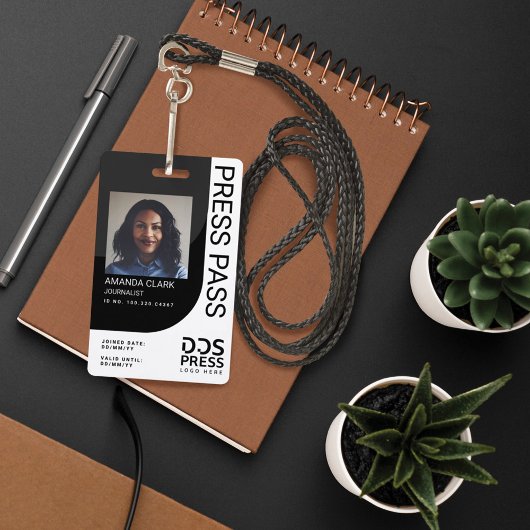 Dark Black Modern & Minimal Press Pass Foto ID Ausweis