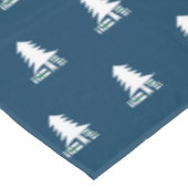 Dark Blue and White Christmas Tree Design Tischdecke (Schrägansicht)