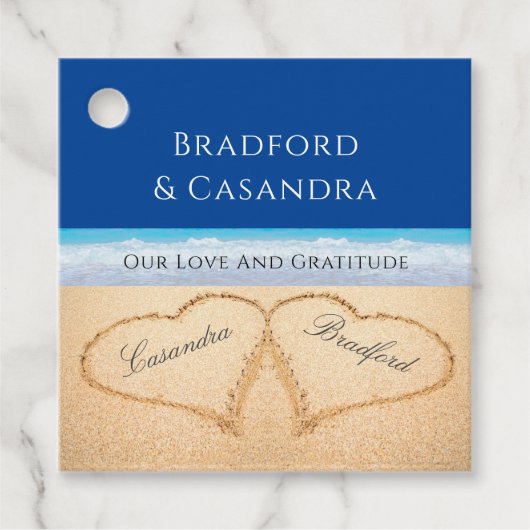Dark Blue Beach Hochzeit 2 Herzen im Sand Geschenkanhänger (Vorderseite)