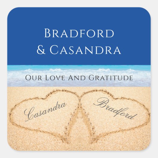 Dark Blue Beach Hochzeit 2 Herzen im Sand Quadratischer Aufkleber (Vorderseite)