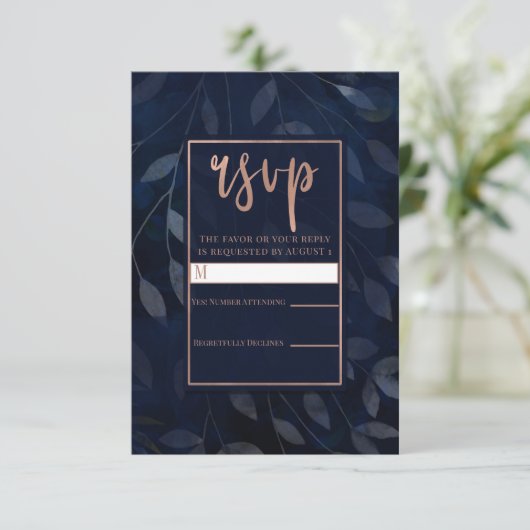 Dark Blue Botanical Blätter Rose Gold Wedding RSVP (Stehend Vorderseite)