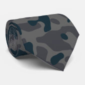 Dark Blue Camouflage in Charcoal Gray Krawatte (Gerollt)