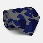Dark Blue Camouflage in Grau und Deep Blue Krawatte (Gerollt)