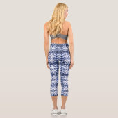 Dark Blue Gefärbte Krawatte Muster Capri Leggings (Rückseite)