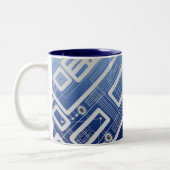 Dark Blue Geometric Circuit Board Zweifarbige Tasse (Links)