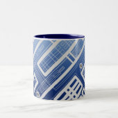 Dark Blue Geometric Circuit Board Zweifarbige Tasse (Mittel)