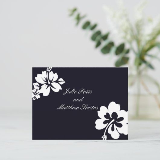 Dark Blue Hibiskus Hochzeitseinladung Einladungspostkarte (Stehend Vorderseite)