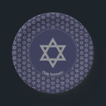 Dark Blue individualisierbarer DAVID-STAR Pappteller<br><div class="desc">Eleganter dunkelblauer STAR OF DAVID Papier Teller, mit Imitaten silber Magen David in einem gefliesten Muster. In der Mitte befindet sich ein Bild eines größeren David-Sterns, der CUSTOMIZABLE ist, sodass Sie Ihr eigenes Bild hochladen können. Darunter steht CHAG SAMEACH. Dieses ist auch individuell anpassbar, sodass Sie Ihren Gruß und/oder Namen...</div>