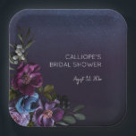 Dark Blue & Lila Floral Moody Bridal Brunch Pappteller<br><div class="desc">Mit unserem exquisiten Brautparty präsentieren wir personalisierte Teller aus quadratischem Papier, die moderne Eleganz mühelos mit Vintagem Reiz verbinden. Set vor einem stimmungsvollen marineblauen Hintergrund, ein sanfter, seitlich liegender Bouquet mit dunklen lila, lavendelblauen und cremefarbenen Blume, lila Beeren und zartem botanischem Grün. Die Farbenmischung symbolisiert den Reichtum Ihrer gemeinsamen Reise,...</div>