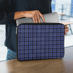Dark Blue Scottish Tartan Laptopschutzhülle<br><div class="desc">Moderne karierte Muster Laptop Ärmel in dunkelblau mit schwarz-weiß Akzenten.</div>