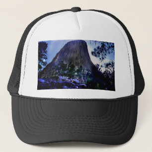Dark Blue Sky und Ponderosa Pine at Devils Tower Truckerkappe