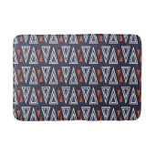 Dark Blue und Red Geometric Triangle Pattern Badematte (Vorderseite)