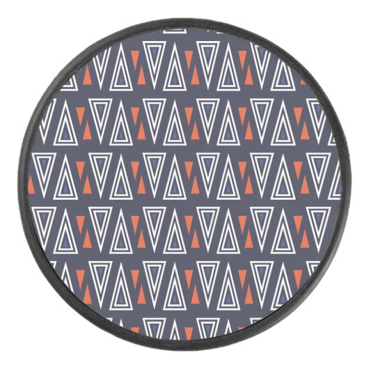 Dark Blue und Red Geometric Triangle Pattern Eishockey Puck (Vorderseite)