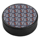 Dark Blue und Red Geometric Triangle Pattern Eishockey Puck (3/4)