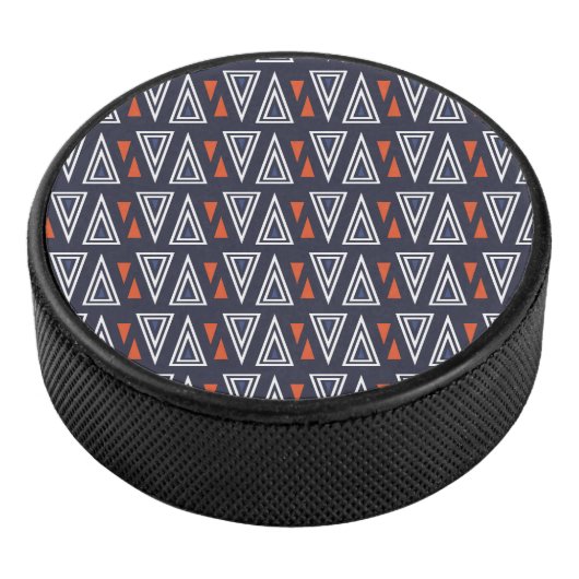 Dark Blue und Red Geometric Triangle Pattern Eishockey Puck (3/4)