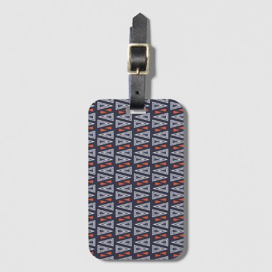Dark Blue und Red Geometric Triangle Pattern Gepäckanhänger (Vorderseite Vertikal)