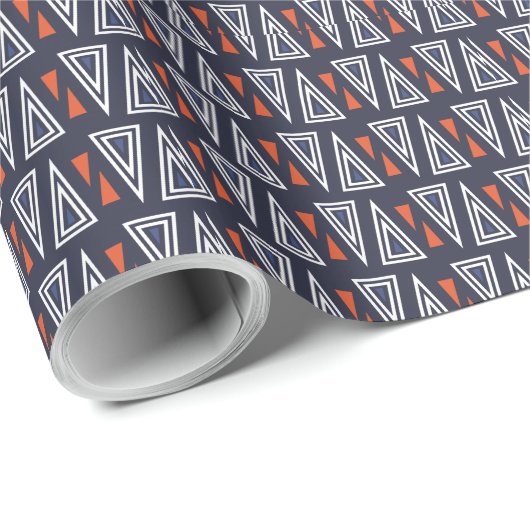 Dark Blue und Red Geometric Triangle Pattern Geschenkpapier (Rolleneckpunkt)