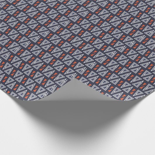Dark Blue und Red Geometric Triangle Pattern Geschenkpapier (Ecke)