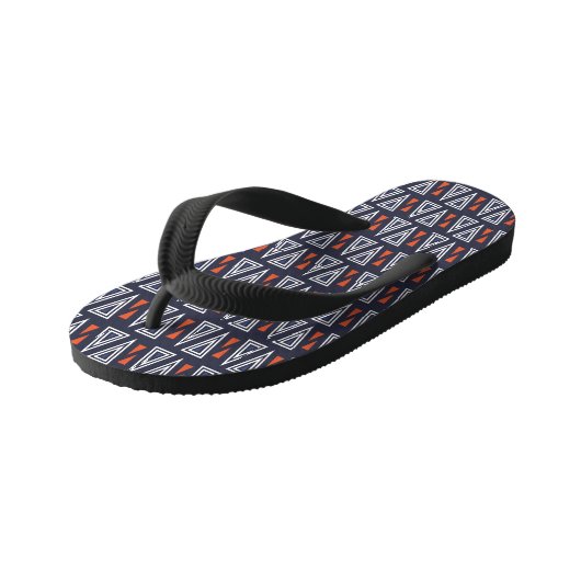Dark Blue und Red Geometric Triangle Pattern Kinderbadesandalen (Schrägansicht)