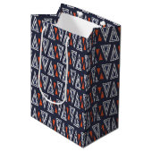Dark Blue und Red Geometric Triangle Pattern Mittlere Geschenktüte (Vorderseite Schrägansicht)