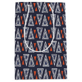 Dark Blue und Red Geometric Triangle Pattern Mittlere Geschenktüte (Vorderseite)