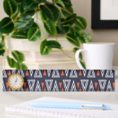 Dark Blue und Red Geometric Triangle Pattern Namensplakette
