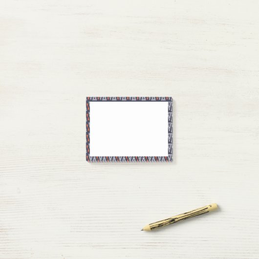 Dark Blue und Red Geometric Triangle Pattern Post-it Klebezettel (Auf Schreibtisch)