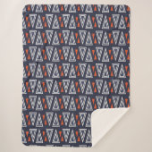Dark Blue und Red Geometric Triangle Pattern Sherpadecke (Vorderseite)