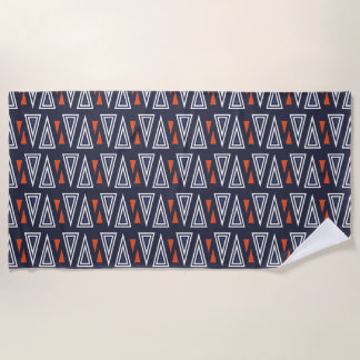 Dark Blue und Red Geometric Triangle Pattern Strandtuch