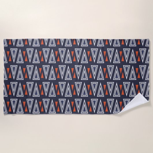Dark Blue und Red Geometric Triangle Pattern Strandtuch (Vorderseite)