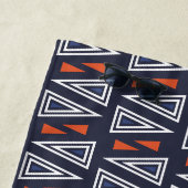 Dark Blue und Red Geometric Triangle Pattern Strandtuch (Beispiel)