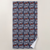 Dark Blue und Red Geometric Triangle Pattern Strandtuch (Vorderseite)
