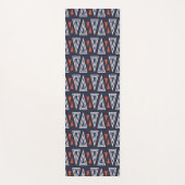 Dark Blue und Red Geometric Triangle Pattern Yogamatte (Vorderseite)